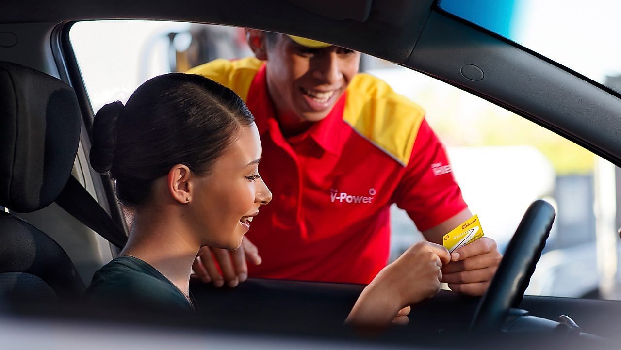 Employee giving Shell Clubsmart